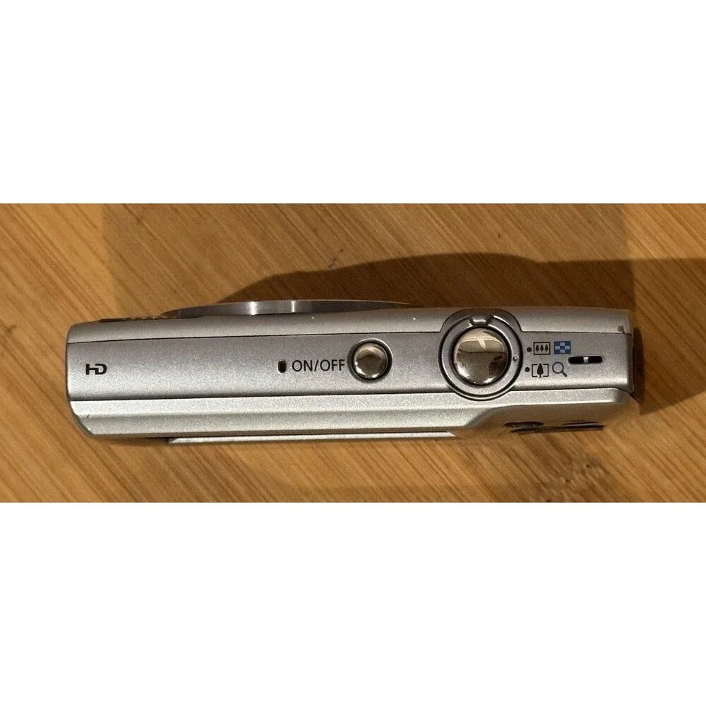 Canon PowerShot ELPH 135 16MP Digital Camera Silver Battery, Charger Etc. Clean